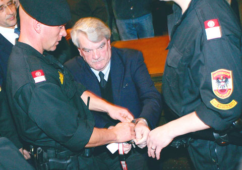 Handcuffs are removed from David Irving before February 2006 trial